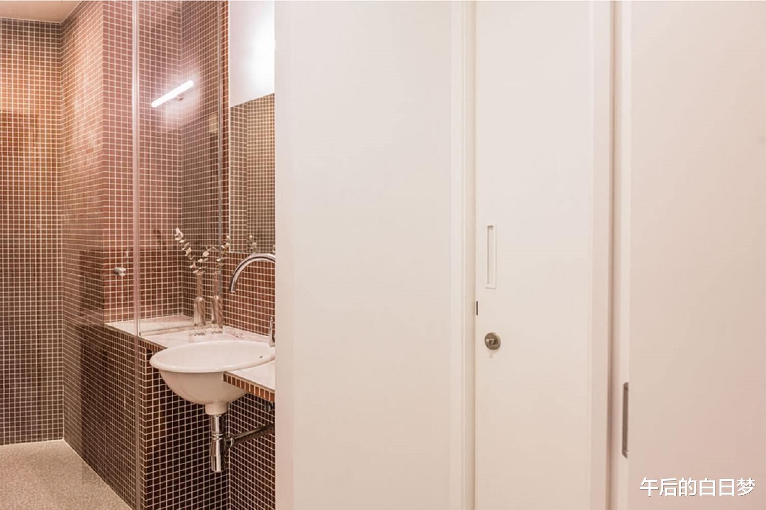 25㎡小公寓设计，拆除墙面来增加室内光线，两个人的幸福生活