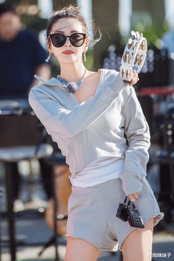 张雨绮|张雨绮穿女团热裤秀腿，成功带火“女王坐”，普通人根本模仿不了