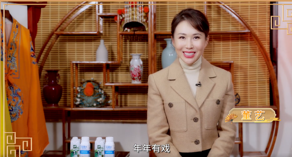 央视|央视主持团送新年祝福！朱迅皮肤白皙下巴尖，王冰冰双手抱拳