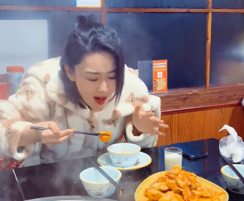 张馨予|张馨予后知后觉，感叹自己当时跳的拖拉机舞：现在看来居然有点二