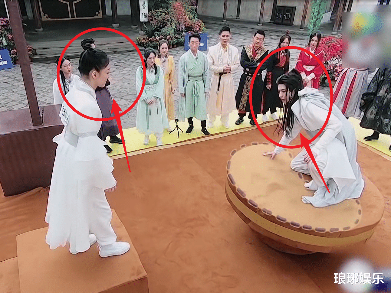 张韶涵|蔡徐坤抱着张韶涵的时候，手部位置引热议，真实素质一瞧便知