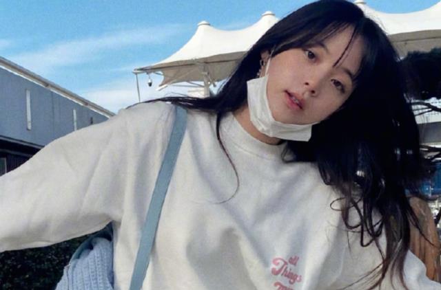 欧阳娜娜|欧阳娜娜穿衣服露出肩带，被提醒后还不收敛，范丞丞都舍不得移眼