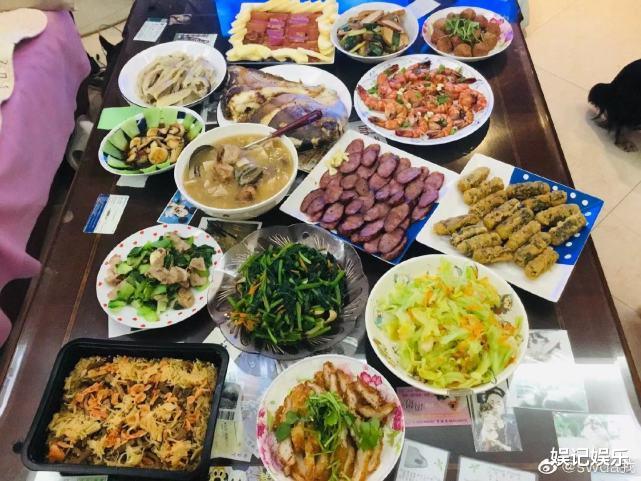 向佐|向佐首晒一家三口合照，女儿露正脸像妈妈，郭碧婷剪发宛如少女