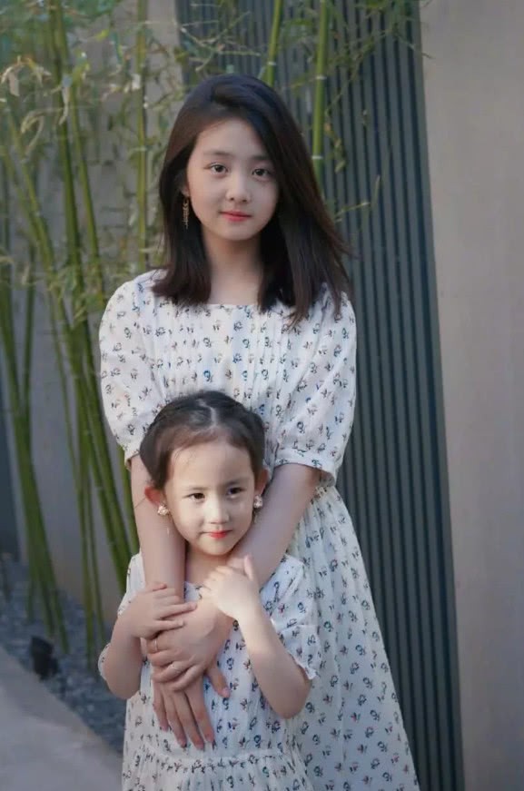 猫姐穿搭经|黄磊15岁女儿真给长脸，扎麻花辫搭档何炅演话剧，甜美打扮惹人爱