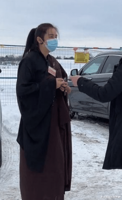 王祖贤|网友偶遇54岁王祖贤，穿僧袍又高又瘦，戴口罩方式显可爱