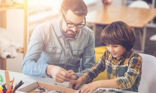 家有小甜椒儿|60岁老人凌晨三点打排位,最严游戏规定戒不了孩子的瘾,根源在哪