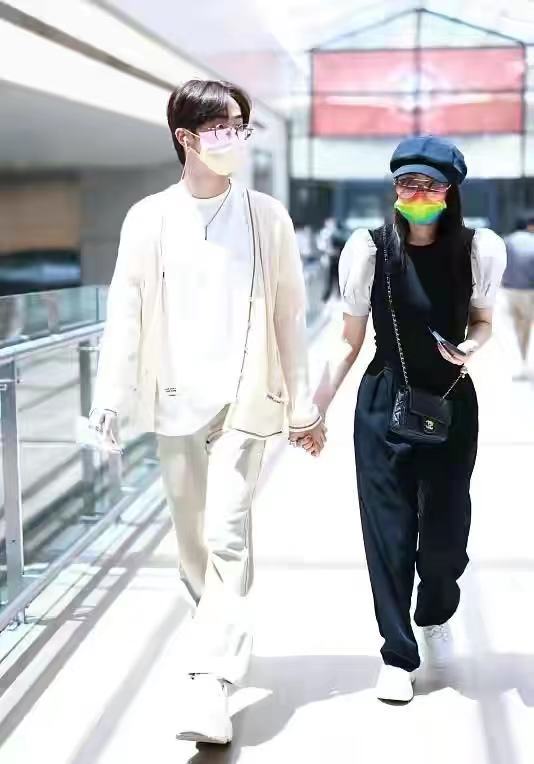 伊能静|伊能静儿子正式出道！穿露肚脐装拍片韩范足，母子俩机场高调牵手