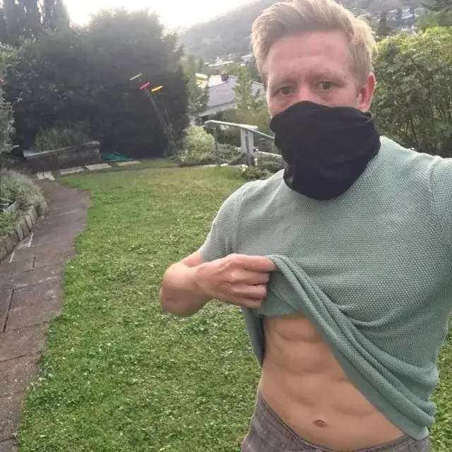 外国美女|外国美女拍视频告诉妹妹，网上的身材vs现实中的身材，太真实了