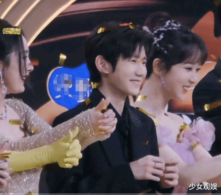 杨幂|彩带掉在杨紫抹胸裙子上,谁注意杨幂的临场反应?关系好坏很显然