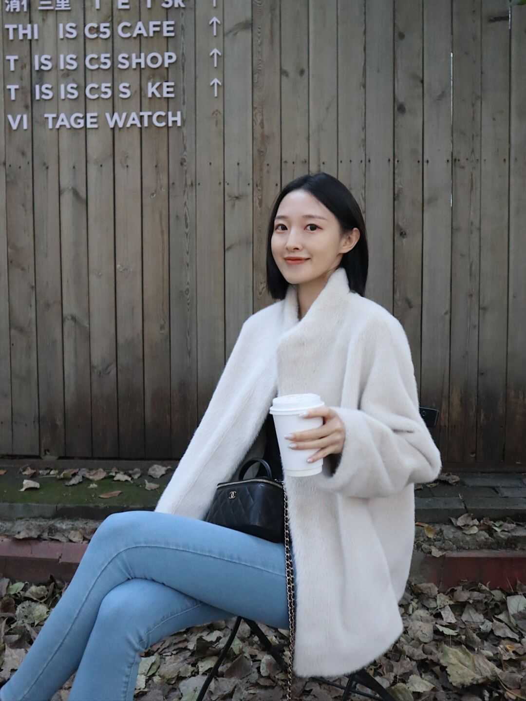 何有强 天穿衣一定要“保暖至上”，用牛仔裤搭这三件上衣，保暖又优雅