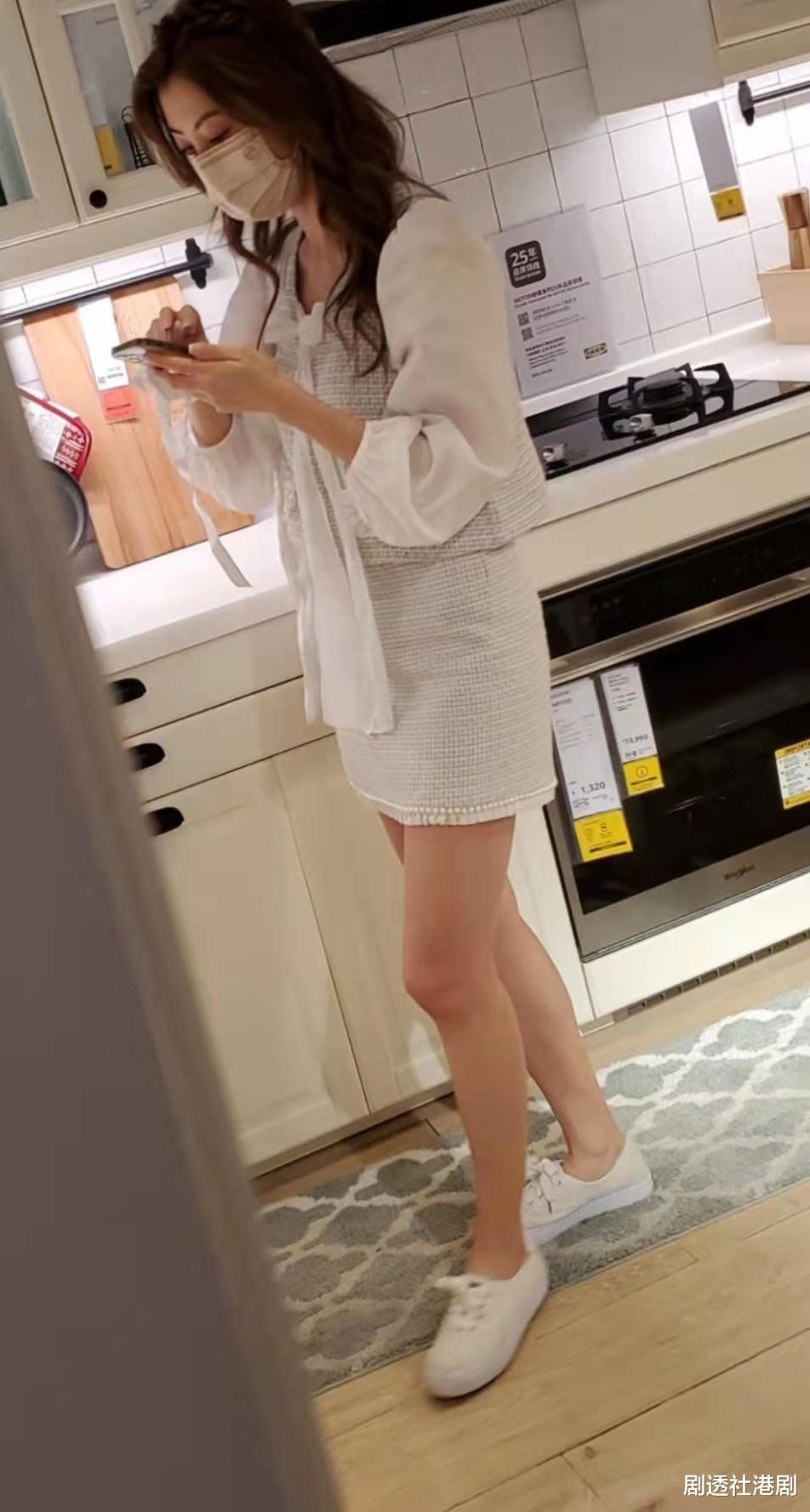 姐姐|幸福！TVB上位小花现身商场为爱巢添置家私，日前刚宣布升级为人妻