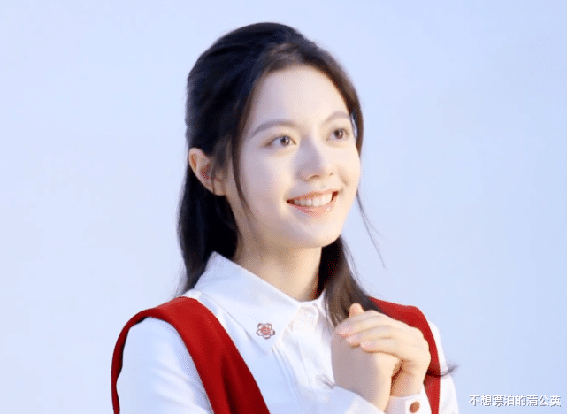 衬衫|赵今麦终于没刘海了，一头乌黑长发拍大片，穿背带裙有点“显壮”