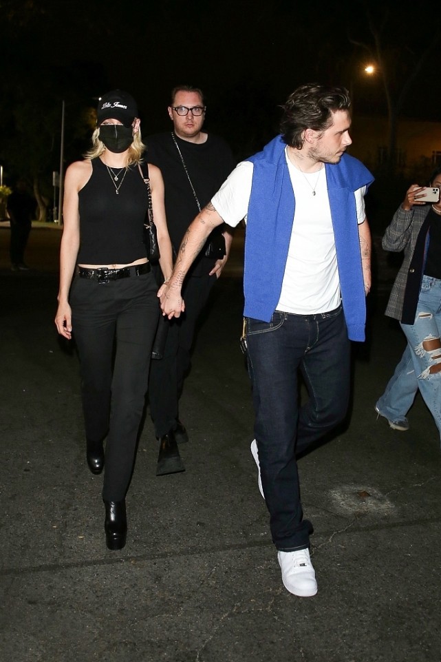 男士穿衣搭配杂志|布鲁克林神似贝克汉姆,白T+牛仔裤很显型男范,但驼背姿势太减分