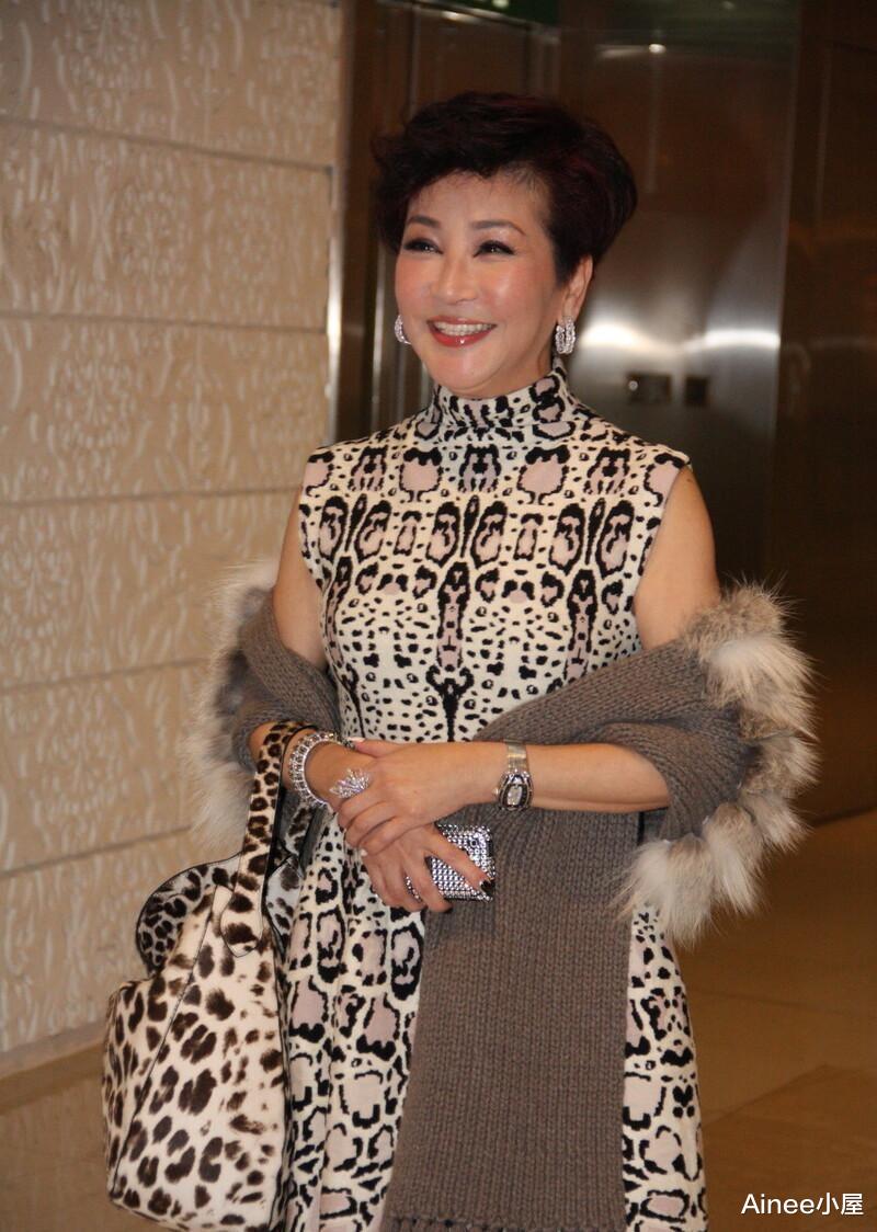 Ainee小屋 狄波拉真是潮流老太，穿印花无袖裙配披肩挺个性，有双下巴更年轻