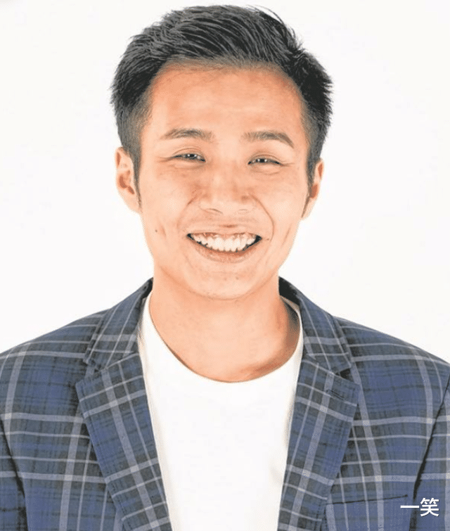 陈伟联|40岁盲人歌手陈伟联结婚，婚纱照曝光，与妻子十指紧扣超幸福