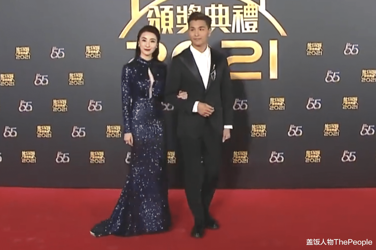 TVB|TVB红毯变影楼风？钟嘉欣混搭辣眼，滕丽名裹貂，马国明撞款服务员