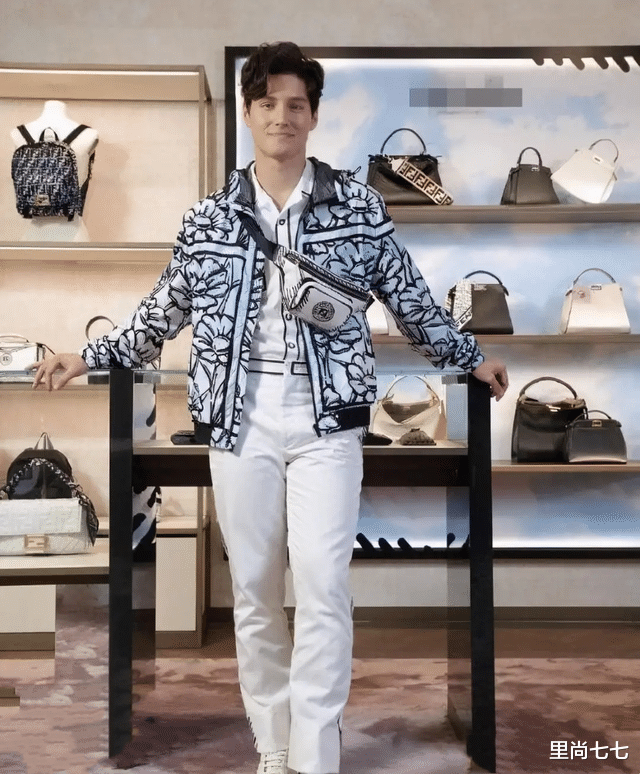 周华健|周华健一家为子庆生，61岁老婆满头白发老得不敢认，女儿太像哥哥