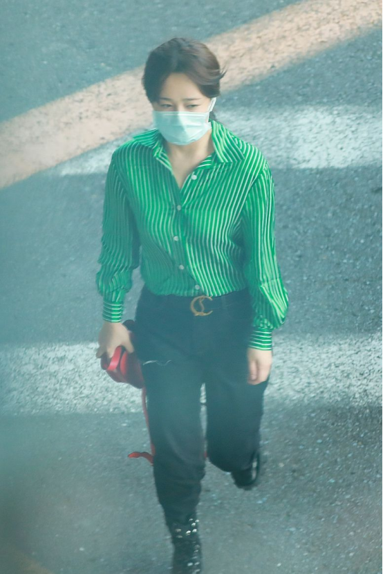 BiuFashion|路人镜头下的杨紫不是“甜妹”了,衬衫搭配工装裤,朴素且帅气