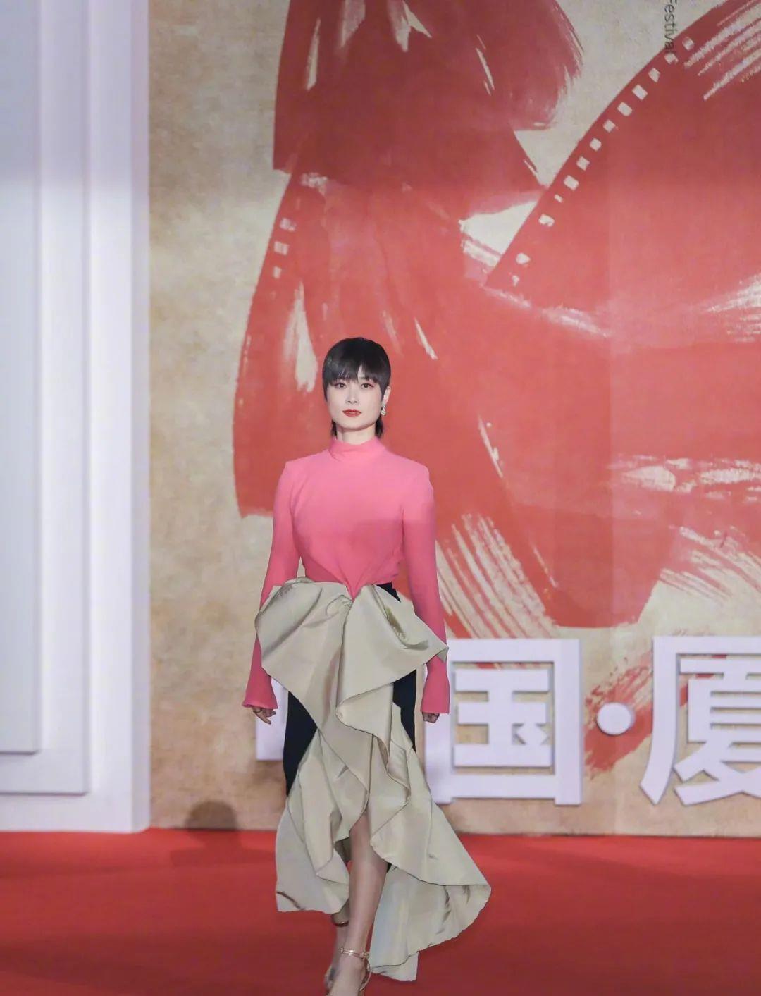 李冰冰|年终红毯:李冰冰熟味逼人,关晓彤总算穿对,倪妮气场大杀四方