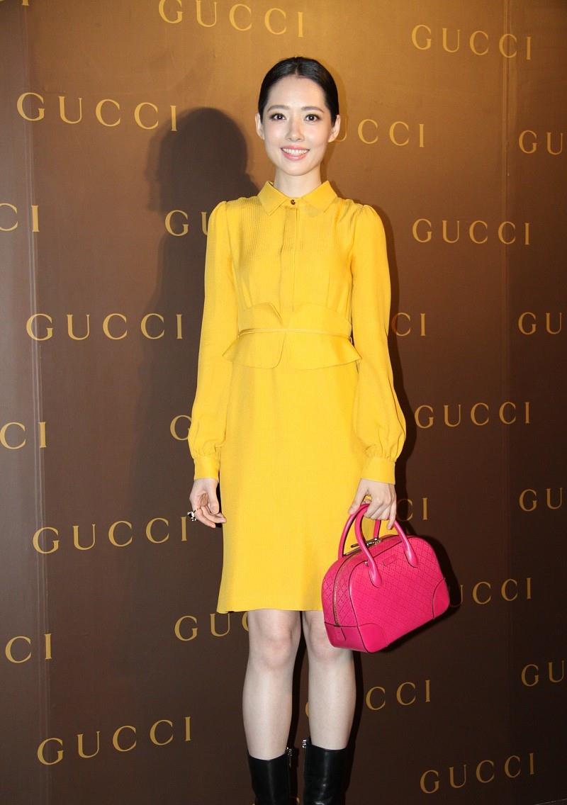 霍思燕|碧婷凭虽然是“阔太”但穿衣低调，小黄裙配低马尾，美得清新脱俗