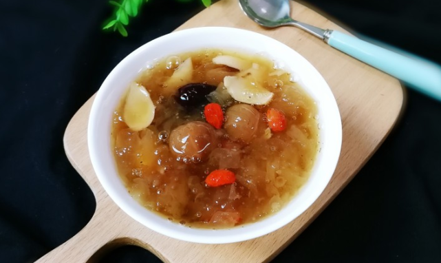 养生食趣|银耳吃对了，滋阴养肺、美白养颜，缓解大便干燥效果胜燕窝！