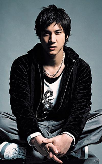 王力宏|在美国打完疫苗后，王力宏晒刮胡子前后对比照：45岁的他一秒变帅哥