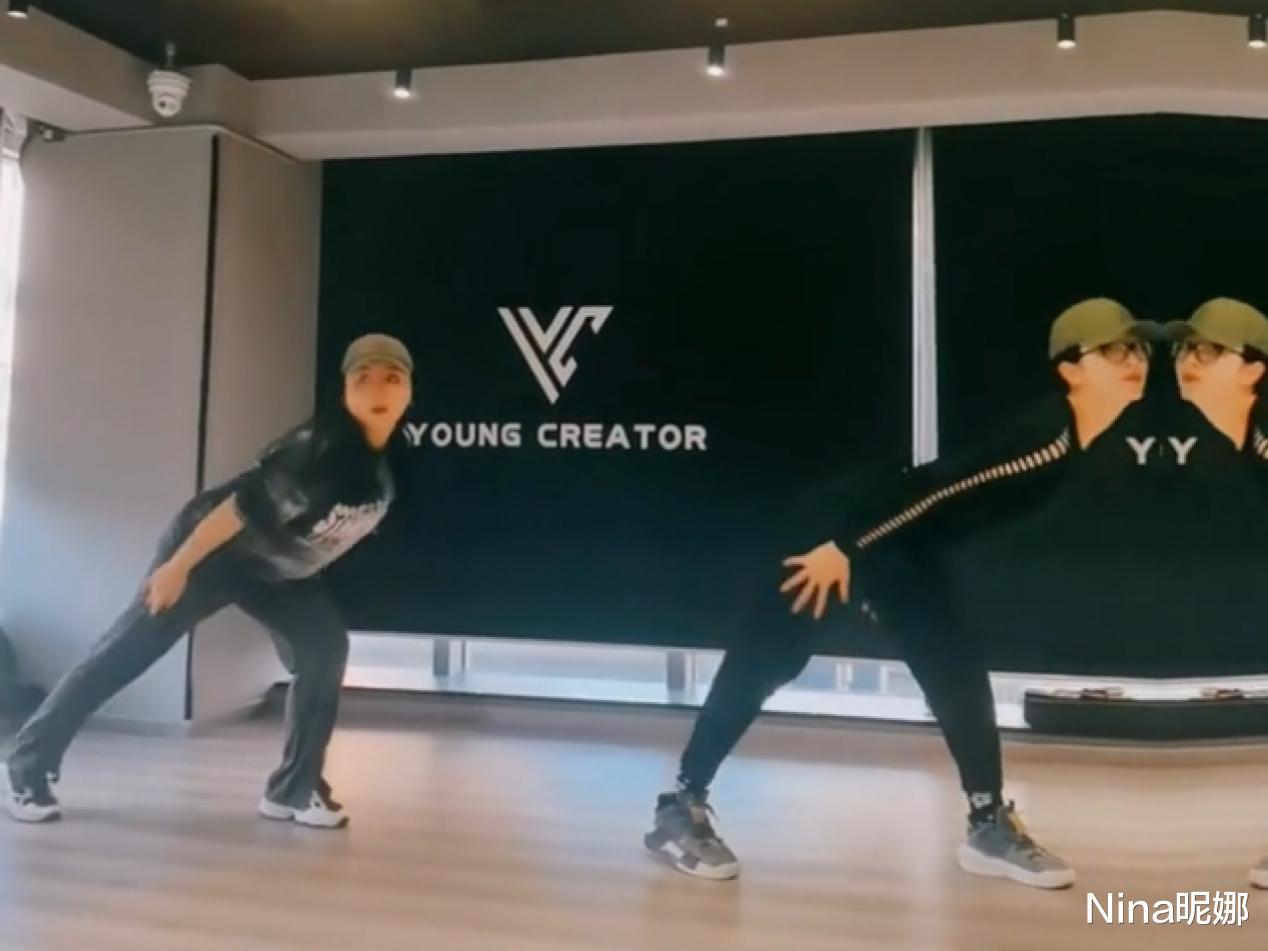 |央视女主持李思思罕见秀舞姿，穿紧身衣跳舞不划水，成熟曲线抢镜