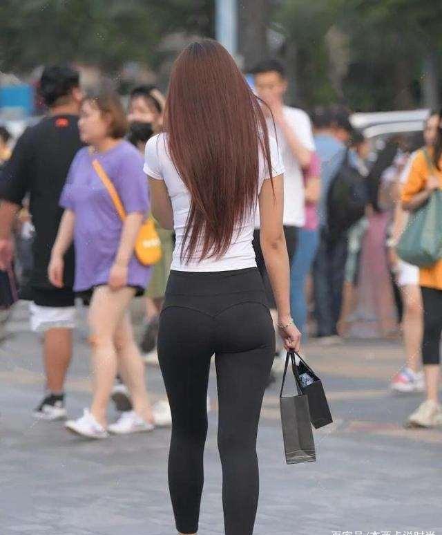 欧阳娜娜|打底裤展现独特身材魅力，搭配美如画，展现个人魅力