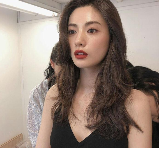 林珍娜|林珍娜有多美？一身人鱼裙让人惊艳，网友：我酸了