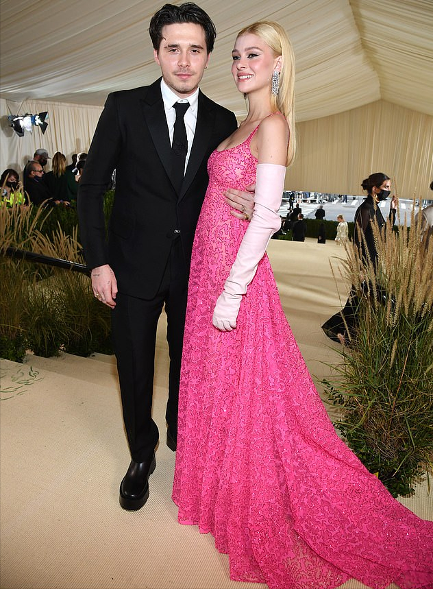 贝克汉姆|贝嫂大儿子和未婚妻红毯热吻!妮可拉穿粉裙好美,大布还穿增高鞋