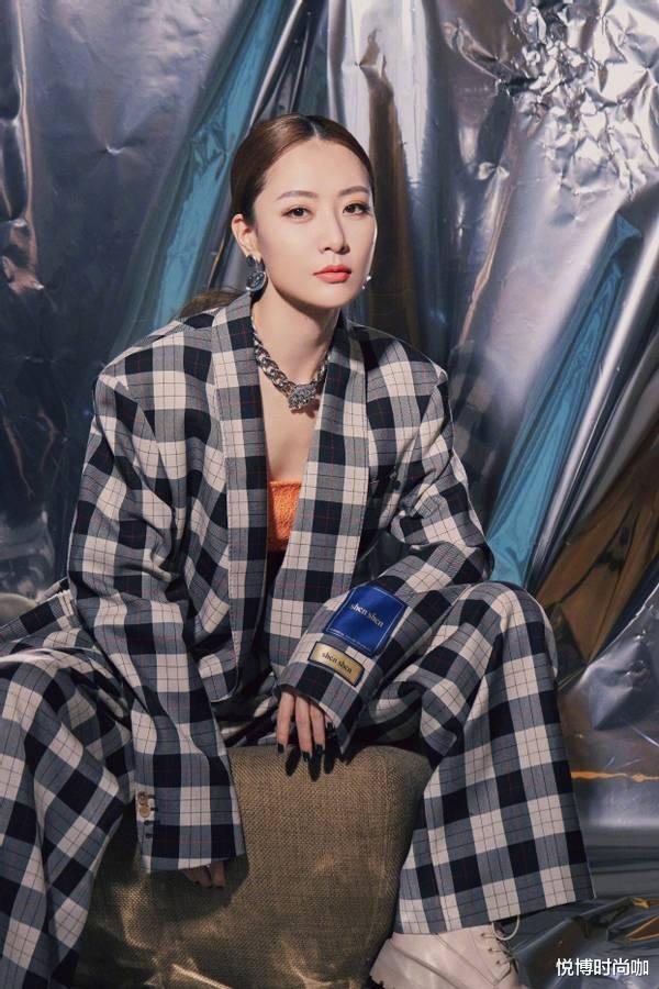 酸奶|白冰衣品可盐可甜，格纹西装帅气俏皮，发型一般人hold不住