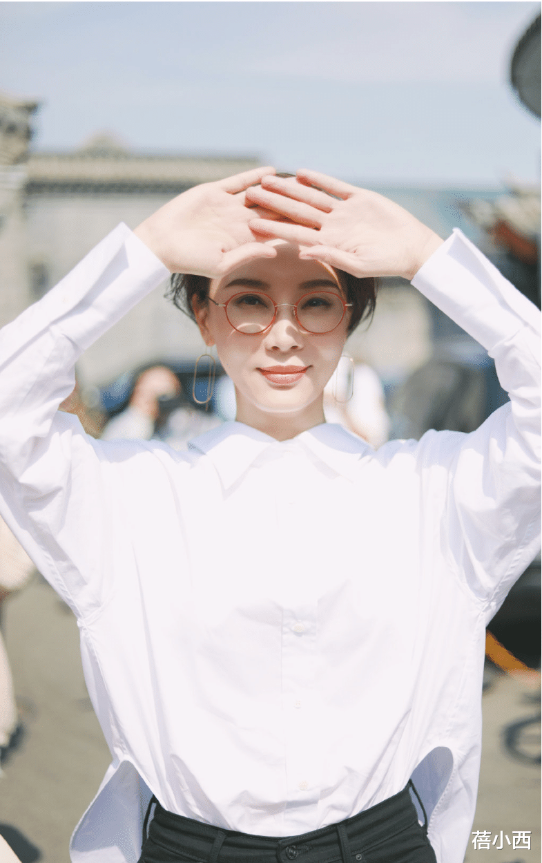 穿衣搭配|陈数穿出了40+女性想要的搭配，白衬衫扎低马尾超显嫩，太精致