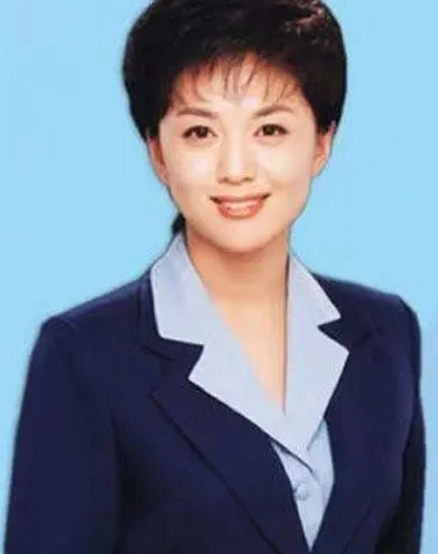 海霞|央视国脸海霞：27年主持零失误，嫁大11岁清华教授，活成人生赢家