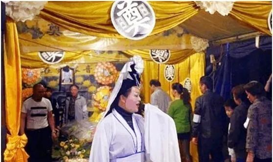 河南|河南哭丧女头牌：画血泪妆围绕棺材哭着磕500个头，职业无贵贱！