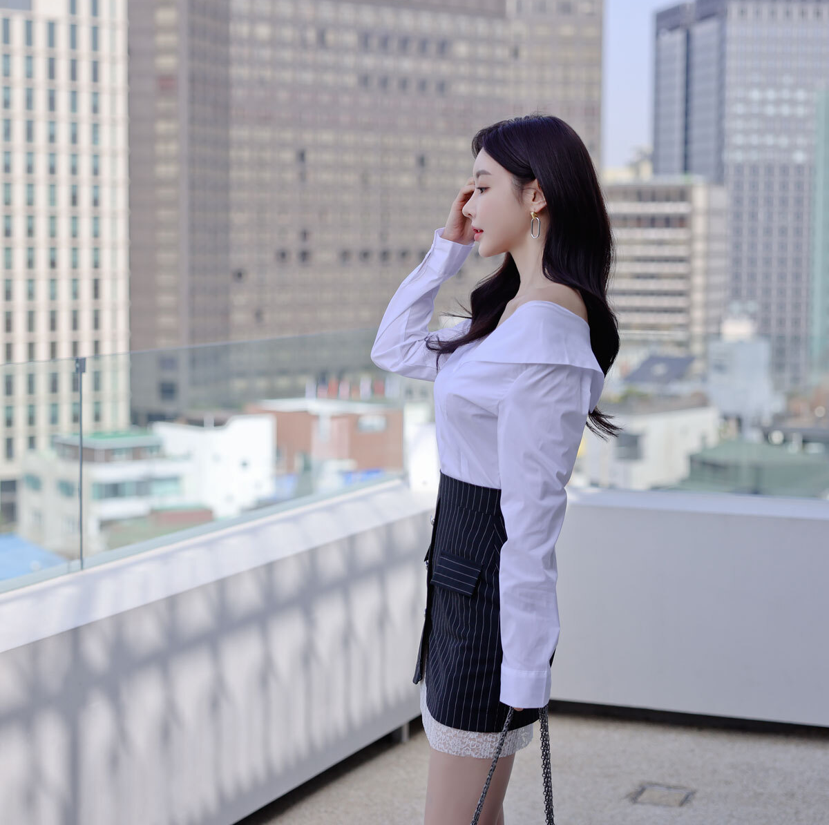 美图美景欣赏|热门时尚女装搭配，2021最新孙允珠时尚写真, 都市简约宁静雅典浪汐竖纹裙