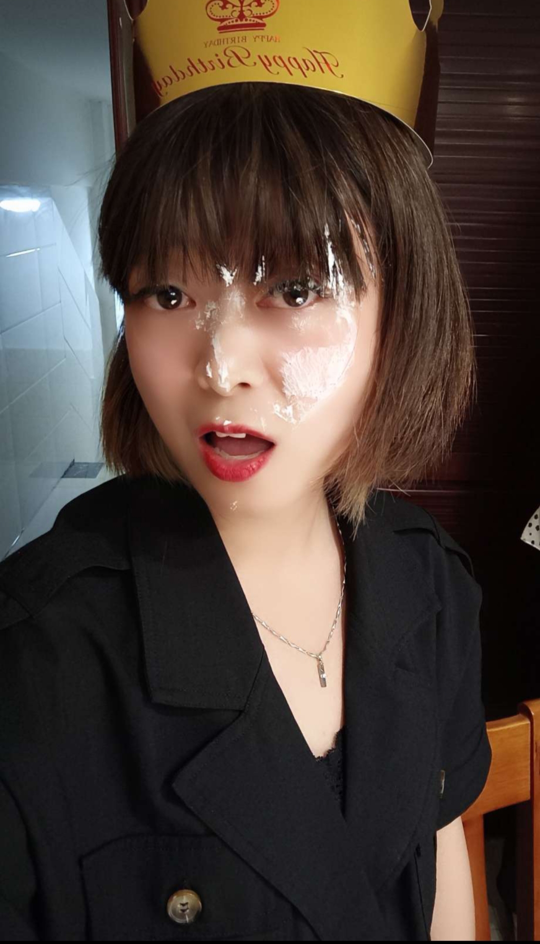 田间诗 袭一身黑色的装扮，更显女性的端庄与神秘！