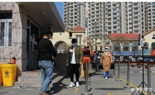 老李侃学习|山西某高校做法太“双标”，封学生却不封老师，学生有苦难言