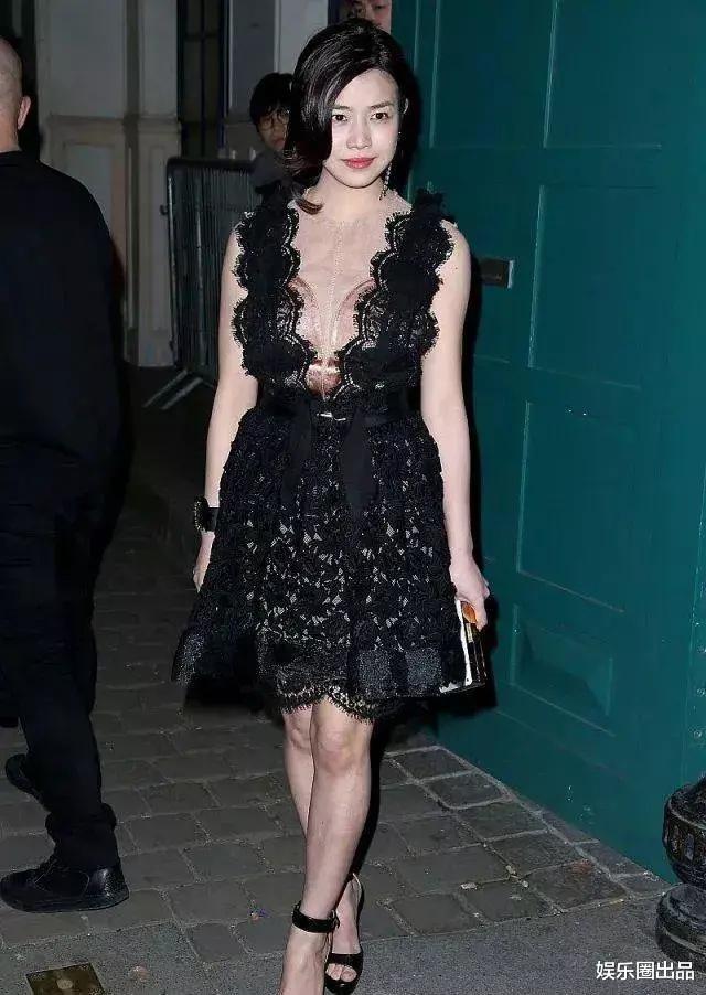 陈妍希|陈妍希太会凹造型了，穿蕾丝裙美不胜收，单手叉腰又纯又欲