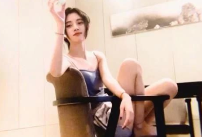 鞠婧祎|鞠婧祎的“绿茶坐姿”爆火，膝盖与肩膀平行，体重过百的人模仿不来