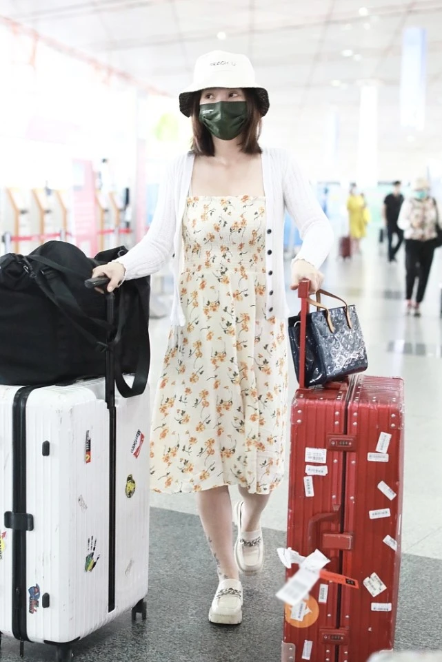 大表姐的时尚圈|柳岩机场变身“女汉子”，一人推两大箱行旅，碎花裙造型温柔大方