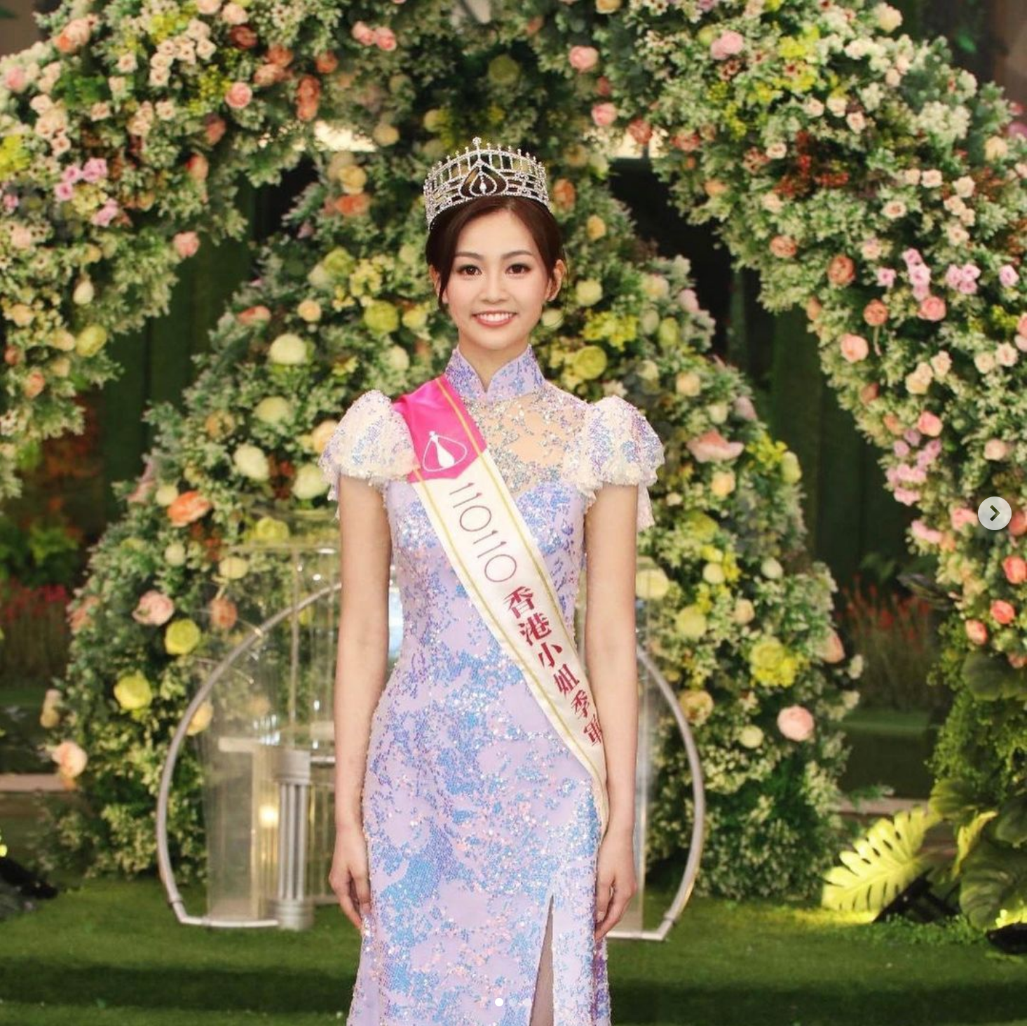 香港小姐|24岁港姐晒港大硕士毕业照！成名后仍不放弃学业，众星赶来祝贺