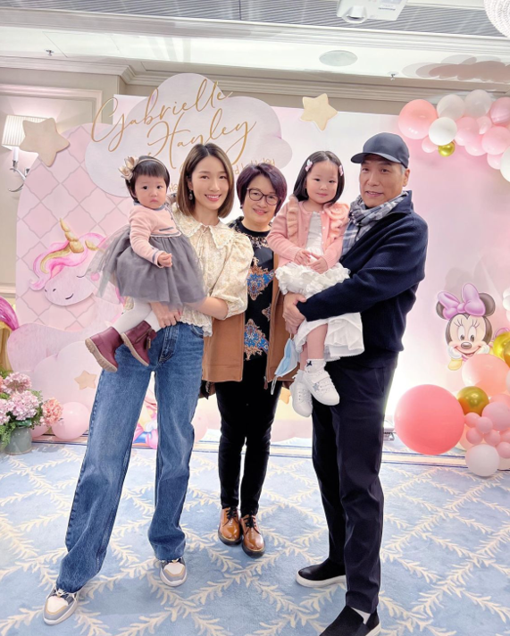 李亚男|王祖蓝晒照为女儿庆生，李亚男太高气场强，小女儿大眼睛呆萌可爱