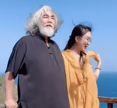 翡翠|老夫少妻，张纪中和小31岁娇妻海边恩爱，翡翠项链太惹眼了