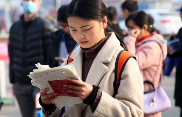 穿衣搭配|乡镇公务员报名开始，报名门槛降低，满足条件或将优先录取