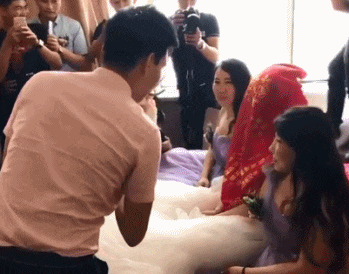 |“新同事每天都来办公室请教问题，她是看上我了吗？”哈哈多明显啊