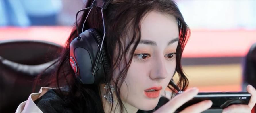 迪丽热巴|乔晶晶算是完美纸片人了吧？迪丽热巴说自己比乔晶晶更完美