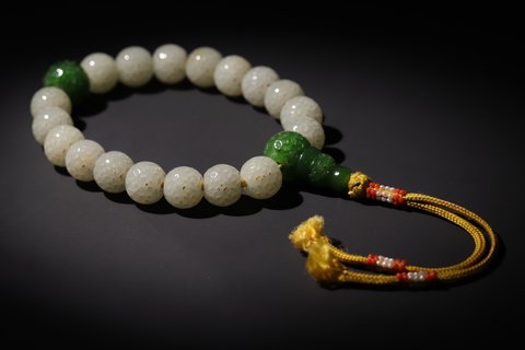 和田玉籽料|宫廷珠饰——清中期和田玉籽料镂雕金钱纹镂空圆珠十八子手串手持