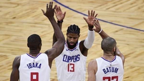 科懷·倫納德|9中2，6失誤！倫納德點名批評，你又陷入掙扎，復仇詹皇靠你自己