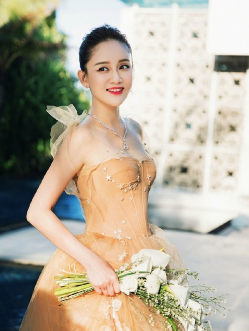 陈乔恩|42岁陈乔恩颜值回春，携男友与姐妹聚会，有谁注意到她背的包？