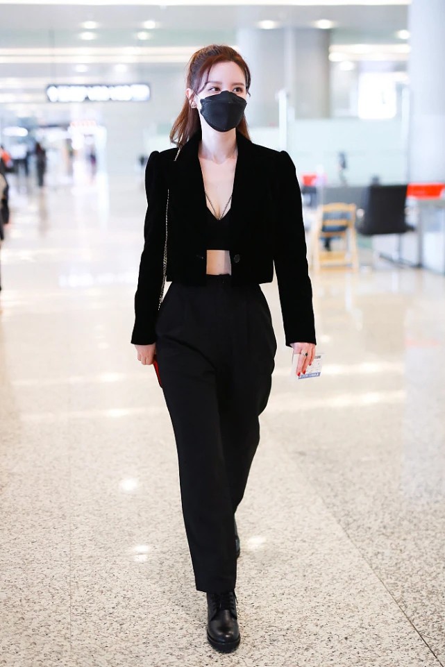 大表姐的时尚圈 张萌简直是在走秀，穿西装直接“内衣外露”，这造型回头率确实高